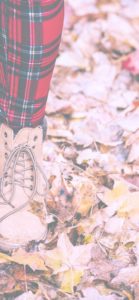 落ち葉と女の子2