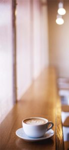 カフェの窓際の席