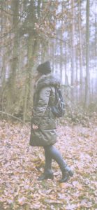 秋の森と女の子1