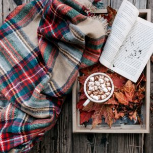 チェックの膝掛けとホットチョコレート1