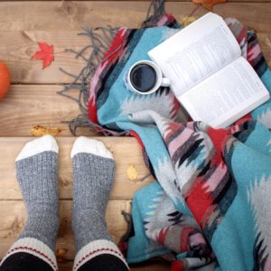 鮮やか色の膝掛けとコーヒー1