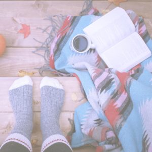 鮮やか色の膝掛けとコーヒー2