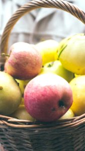 カゴにはいったりんご2