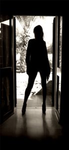 ドアの前に立つ女性のシルエット