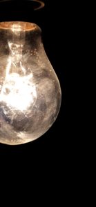 黒の背景と電球