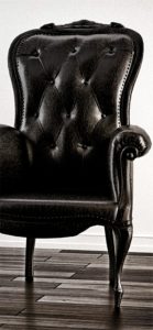 革張りの肘掛け椅子