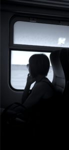 窓の外を見る女性