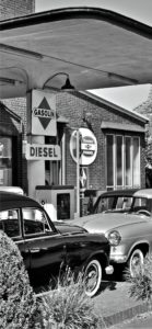 古いガソリンスタンドと車