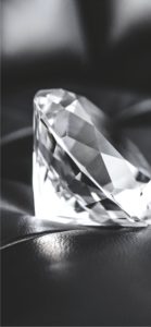 黒いソファとダイヤモンドカットのガラス