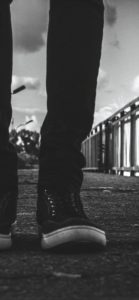 橋とスニーカー