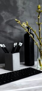 鉛筆と黒い花瓶