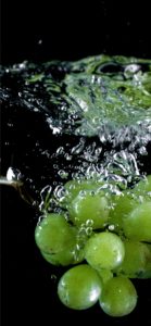 水に落ちたぶどう