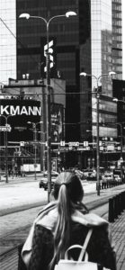 街を歩く女の子