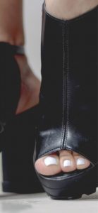 女性の黒いサンダル