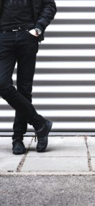 足を組んで立つ男性