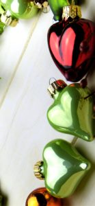 緑と赤のハート型のツリー飾り2