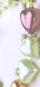 緑と赤のハート型のツリー飾り1