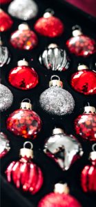 ワインカラーとシルバーの飾り1