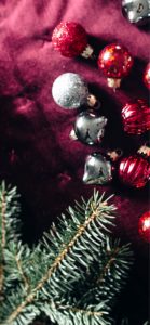 ワインカラーとシルバーの飾り7