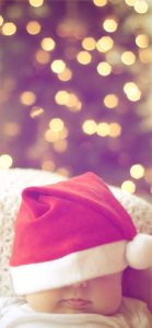 サンタクロースの帽子をかぶった赤ちゃん2