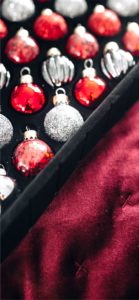 ワインカラーとシルバーの飾り3