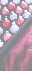 ワインカラーとシルバーの飾り4