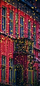 クリスマスの赤いビルの飾り1