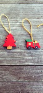 木製のもみの木と汽車のツリー飾り