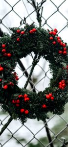 フェンスに掛けた赤い実のリース1