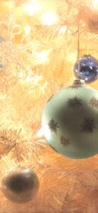 ライトがついた白いツリーと緑色の飾り