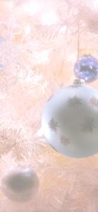 ライトがついた白いツリーと緑色の飾り2