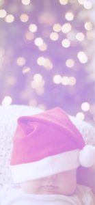 サンタクロースの帽子をかぶった赤ちゃん2