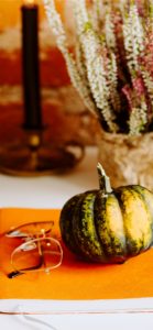 机の上のメガネとかぼちゃ2