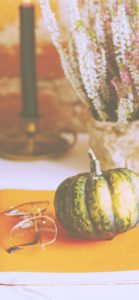 机の上のメガネとかぼちゃ1