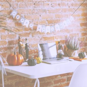 ハロウィンディスプレイの机1