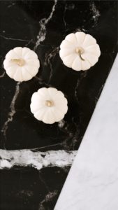 黒い床と白いカボチャ1