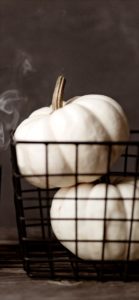 カゴに入れた白いカボチャ2