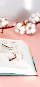 ピンクのメガネと本1