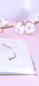 ピンクのメガネと本2