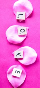 ピンクの花びらとLOVE1