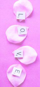 ピンクの花びらとLOVE2