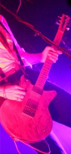 ギターを弾く人1