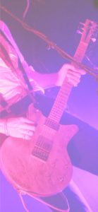 ギターを弾く人2