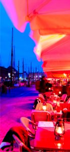 夜のレストランのテラス席1