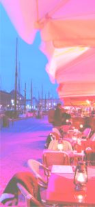 夜のレストランのテラス席2