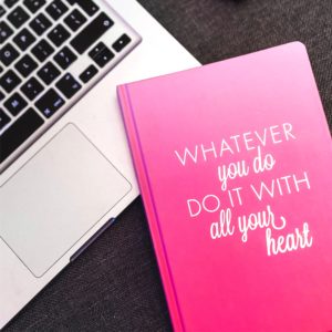 パソコンとピンクのノート1