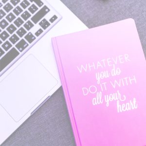 パソコンとピンクのノート2