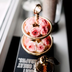 アフタヌーンティーの器に飾ったバラ1