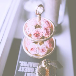 アフタヌーンティーの器に飾ったバラ2