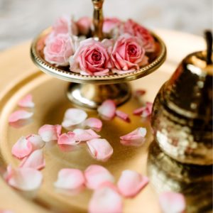 ピンクのバラと花びら1